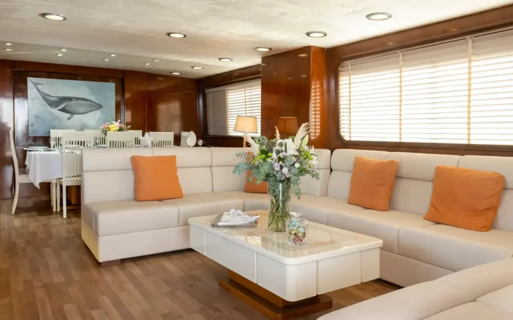 akhir90_inside_lounge_photo