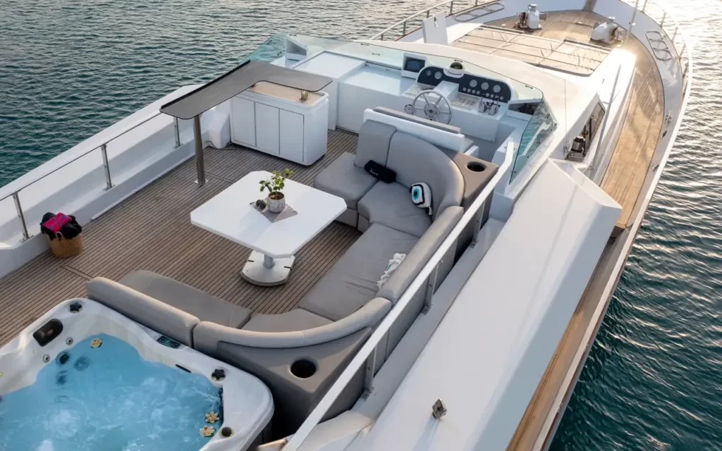 akhir90_top_deck_photo