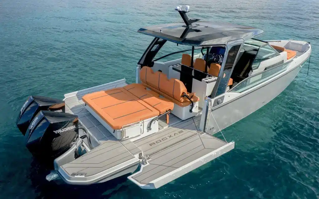 saxdor_side_back_view_open_main